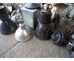 Többféle régi ipari lámpa kapható