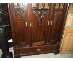 Különleges régi 3 ajtós polcos szekrény