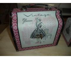 Lila Vintage feliratos bőrönd 2 méretben