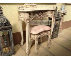 Provence bútor, fehér antikolt Rokokó szalonasztal.
