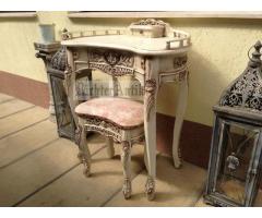 Provence bútor, fehér antikolt Rokokó szalonasztal.