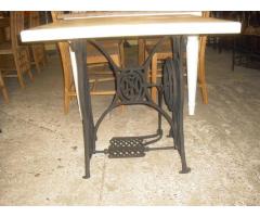 Különleges asztal fekete varrógép láb fehérre antikolt lap