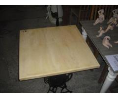 Különleges asztal fekete varrógép láb fehérre antikolt lap