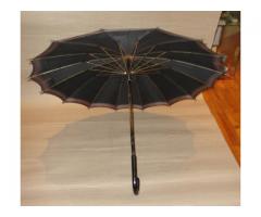 Fekete markolatú esernyő