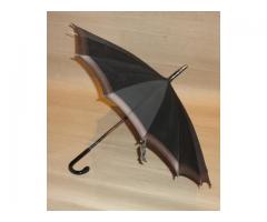 Fekete markolatú esernyő