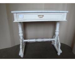 Fehér faragott márványlapos kutyás asztal