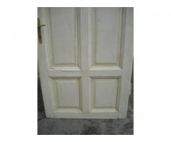 Fehérre antikolt régi ajtóból készült előszobafal