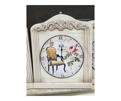 Provence bútor, antikolt fehér fali óra.