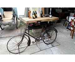Különleges kerékpárból és hastokból készült bárasztal