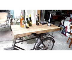 Különleges kerékpárból és hastokból készült bárasztal