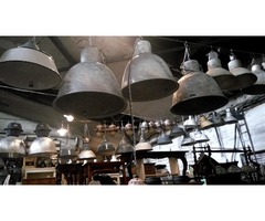 Tolerián Antiknál többféle felújított régi ipari lámpa kapható