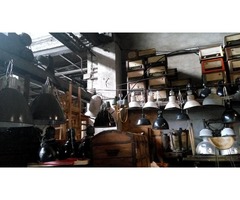 Tolerián Antiknál többféle felújított régi ipari lámpa kapható