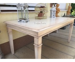 Provence bútor, antikolt fehér ebédlő asztal.