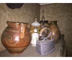 Porcelán dísztárgyak, petróleum lámpa, vasaló stb