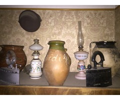 Porcelán dísztárgyak, petróleum lámpa, vasaló stb