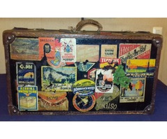 Antik, turisztikai matricákkal díszített  koffer