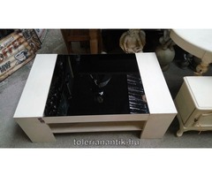 Fehérre antikolt dohányzó asztal fekete üveglappal
