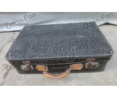 Fekete „mintás” bőrönd