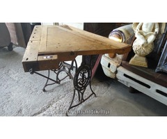 Különleges gyalupadból és varrógéplábból készült asztal