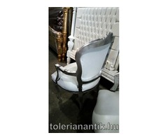 Ezüst neobarokk szalon fotel fehér műbőrkárpittal üveggombokkal