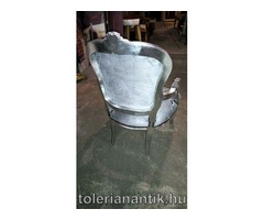 Ezüst neobarokk szalon fotel szürke plüss kárpittal üveggombokkal