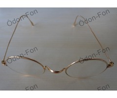 Aranyozott keretes szemüveg