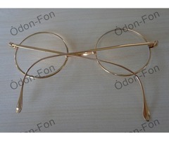 Aranyozott keretes szemüveg