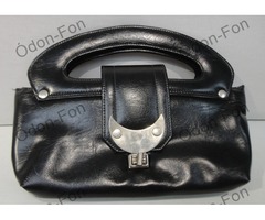 Fekete női táska fém csattal