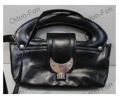 Fekete női táska fém csattal