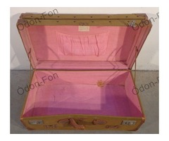 Bőrönd rózsaszín belső huzattal