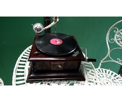 Négyzet alakú rézölcséres gramofon