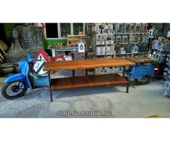 Különleges régi Simson motorból és hastokból készült asztal