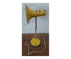 Sárga asztali lámpa