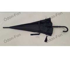 Fekete fodros szélű esernyő