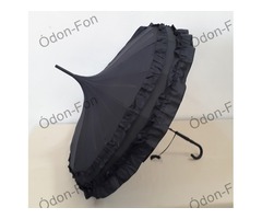 Fekete fodros szélű esernyő
