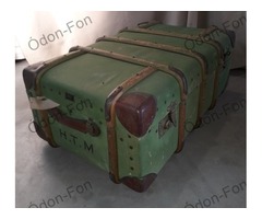 Zöld huzatú fapántos utazó koffer H.T.M. monogrammal