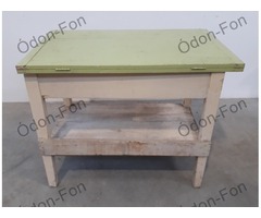 Zöld-fehér konyhaasztal hasáb alakú lábbal