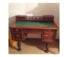 XIX. századi, felepitmènyes íróasztal