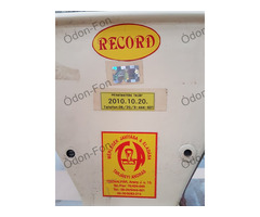 Élelmiszer-hentes asztali mérleg „Record” felirattal krémszínben