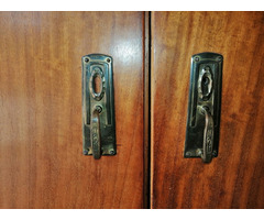 Antik szekrény, két ajtós a 30-40 es évekből való