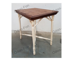 Bambuszhatású esztergált lábú asztal
