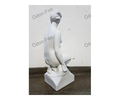 Porcelán női szobor