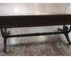 Gurulós antik dohányzó asztal.