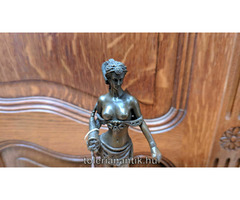 Női bronz szobor