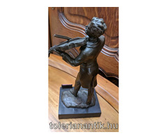 Férfi hegedűvel bronz szobor