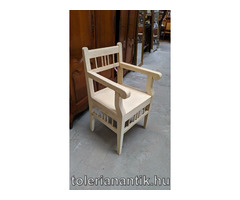 Fehérre antikolt karfás szék