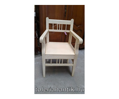 Fehérre antikolt karfás szék