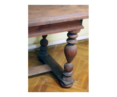 Tölgyfa asztal esztergált lábakkal