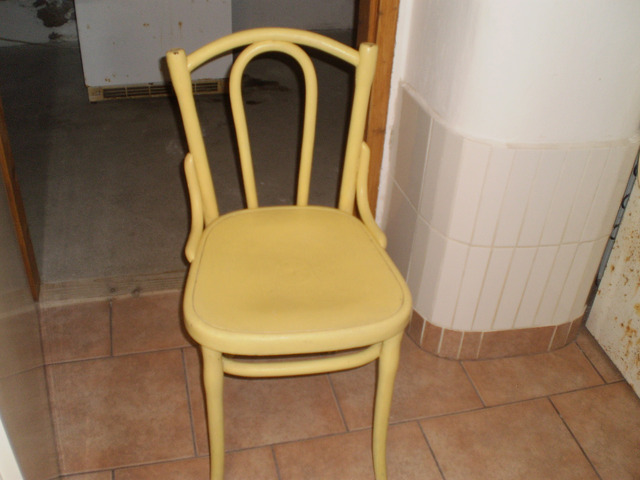 Antik tonett székek eladók.
