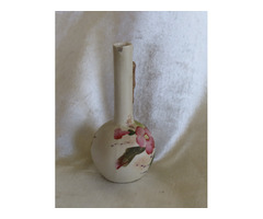 Antik porcelán váza ,alján jelzett 09 jelzéssel.  Finom porcelán,kézzel festett